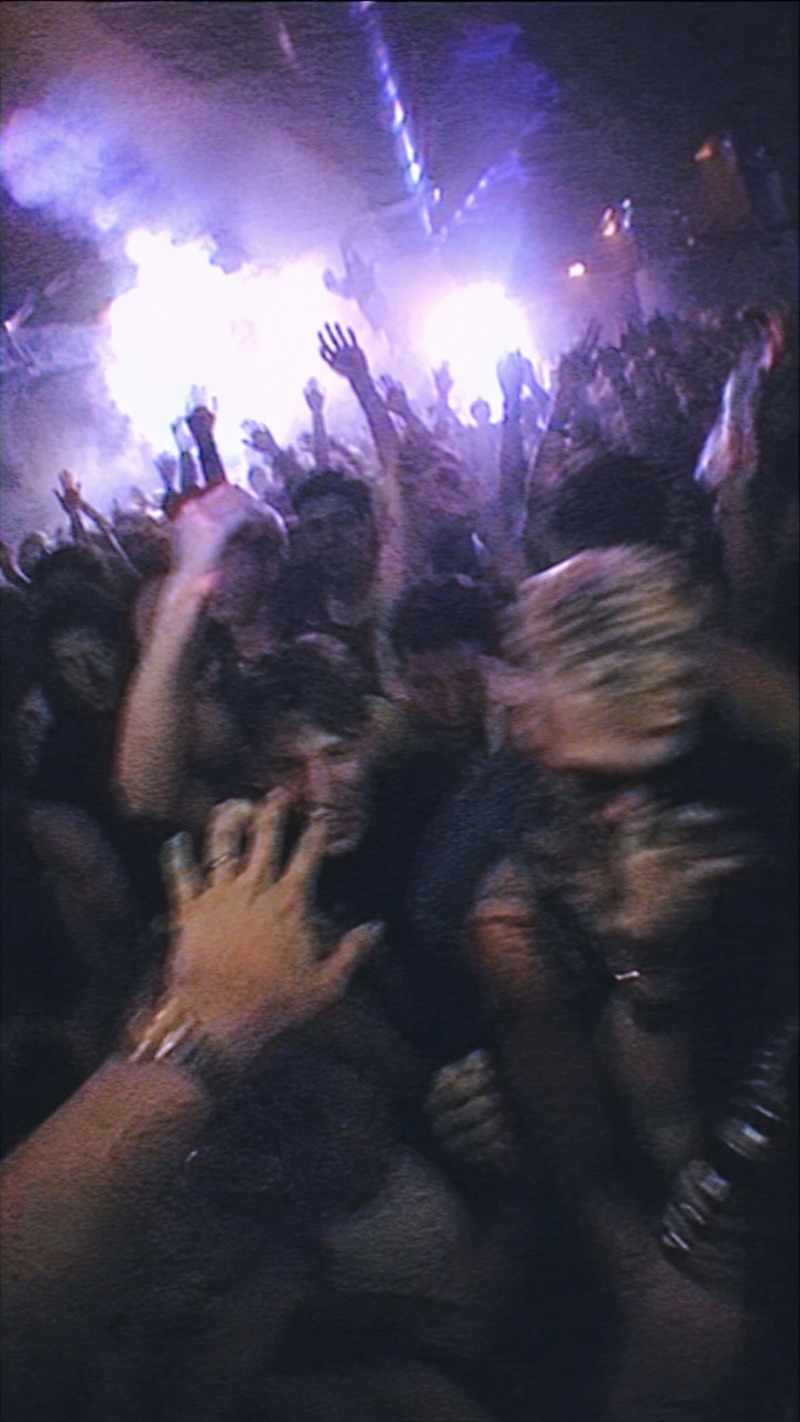 POV: on pousse la porte, foule en délire, strobe rouge