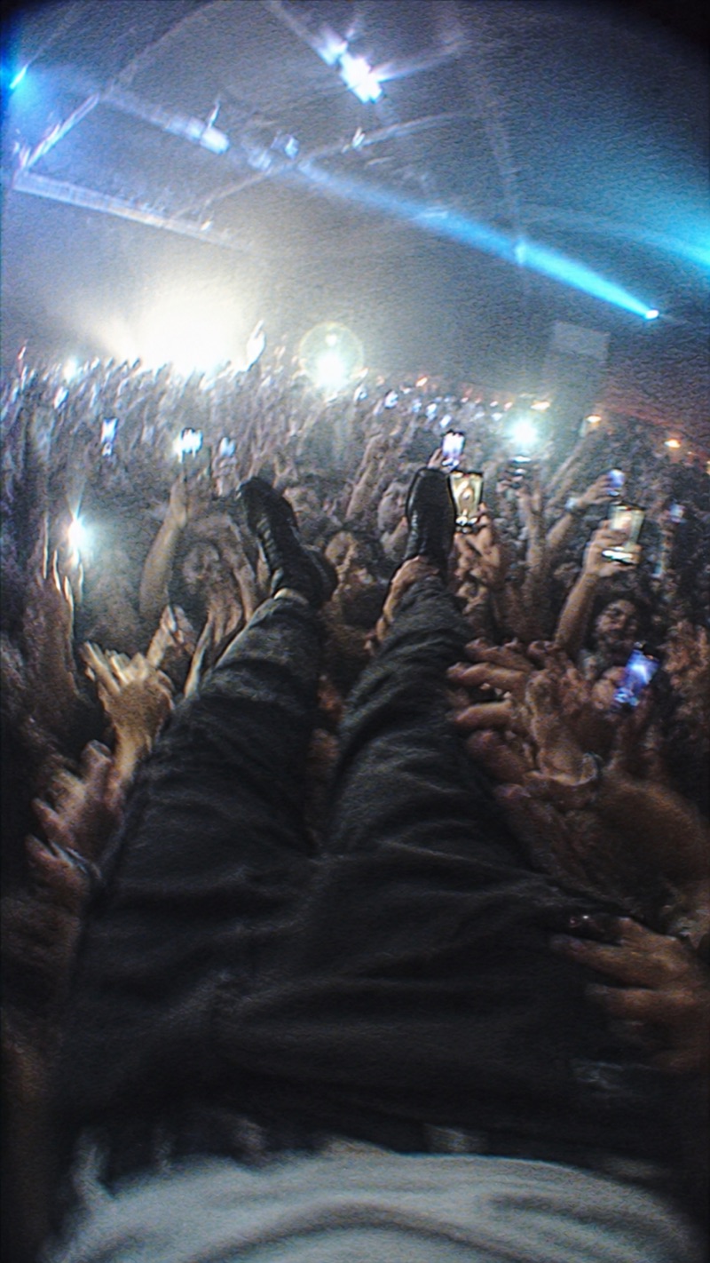 POV: crowd-surf au-dessus de la foule, tel qui filment
