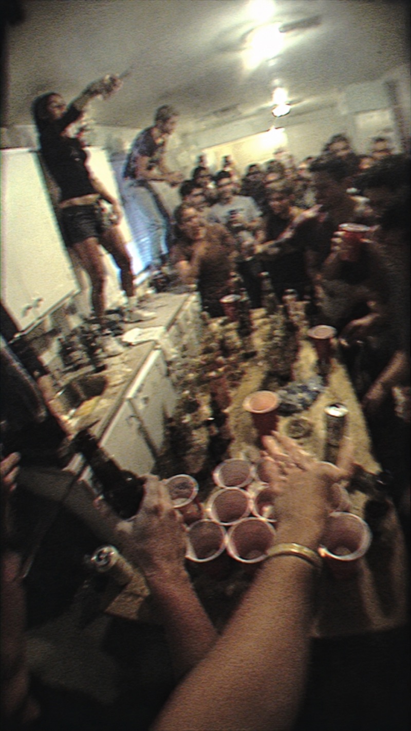 POV: cuisine, beer pong, gobelets rouges, gens sur le plan de travail